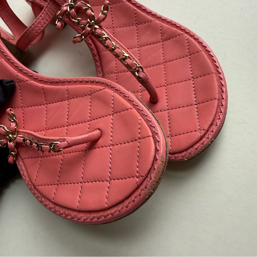 CHANEL Quilted Pink
Interlocking CC Logo T-Strap Sandals
Goatskin Size 38 - Picture 7 of 13